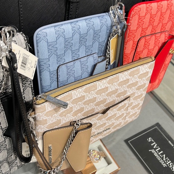 MICHAEL KORS JET SET ITEM LG 2 in 1 CARD CASE & WRISTLET
Camel 

NWT - Picture 2 of 16